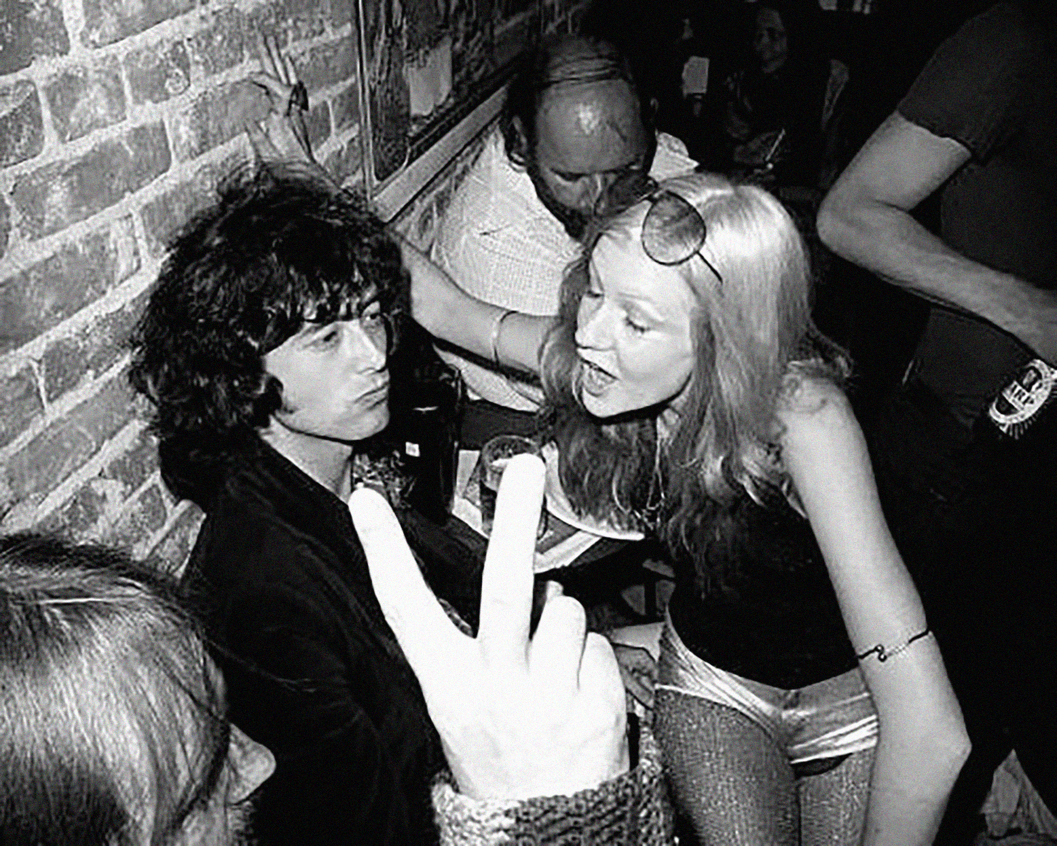 Seks, adoratie en geslachtsdelen in gips Rock-n-roll-groupies in de jaren 70 Nieuwe Revu foto foto