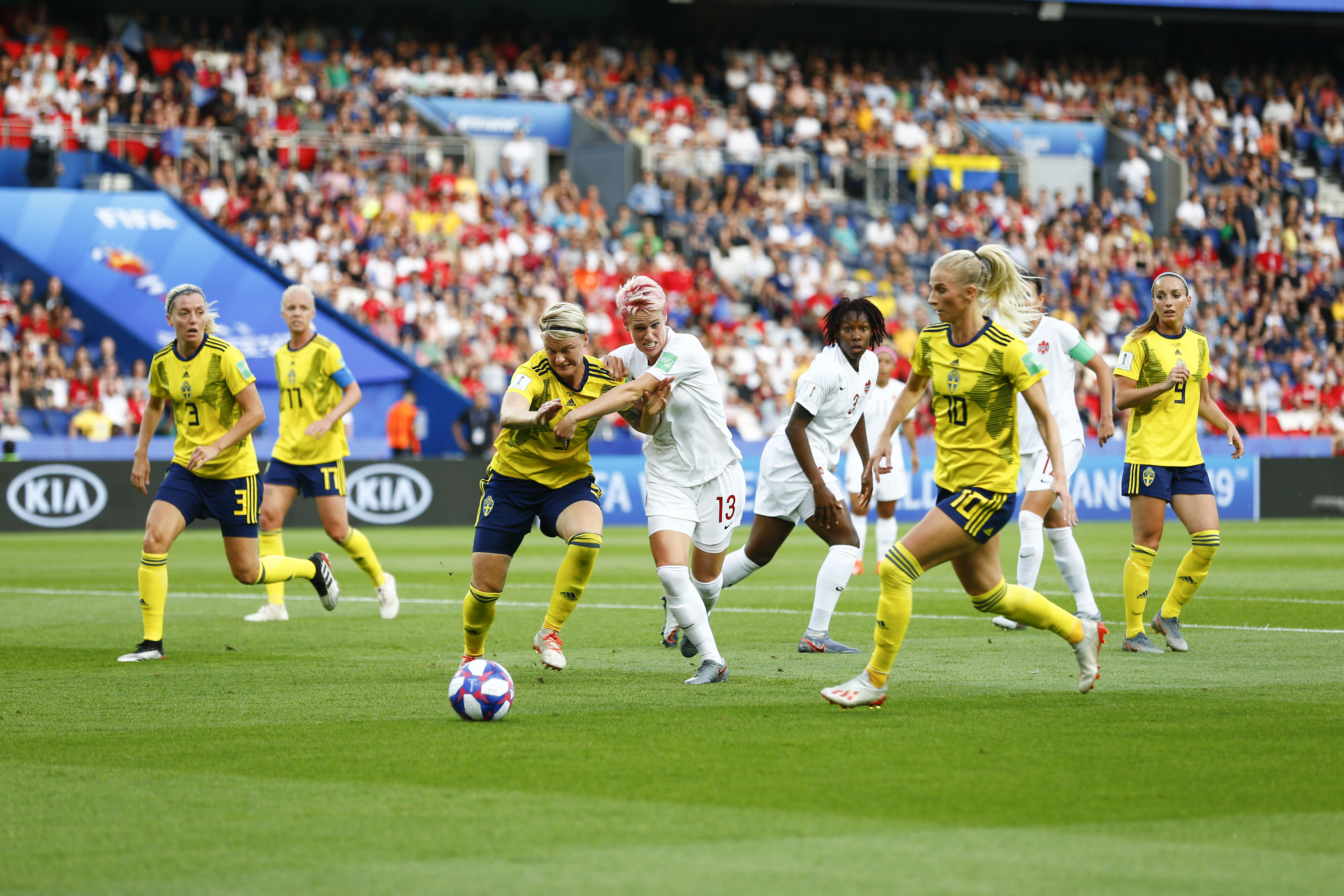 Zweedse voetbalsters moesten poes laten zien bij WK om te bewijzen dat ze vrouw waren Panorama