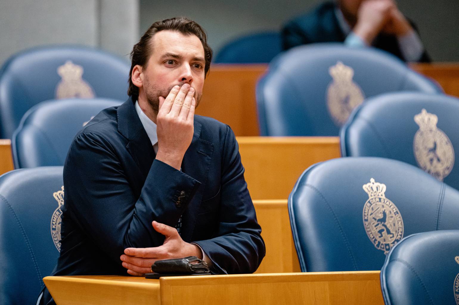 Zien Thierry Baudet krijgt flinke mep in het gezicht met paraplu