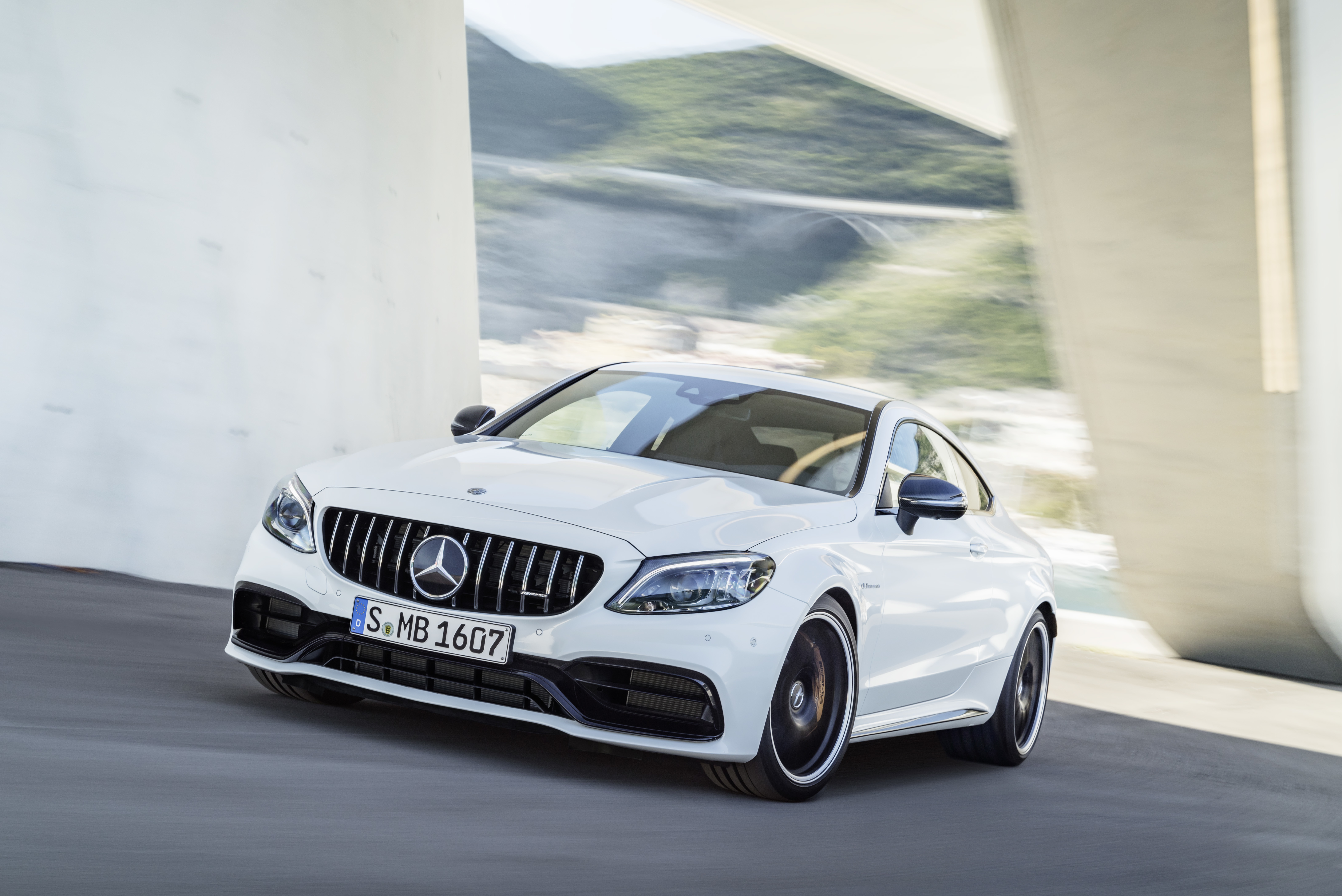 Vernieuwde Mercedes Amg C 63 S Doet 290 Km U Autobahn Vernieuwde Mercedes Amg C 63 S Doet 290 Km U Autobahn
