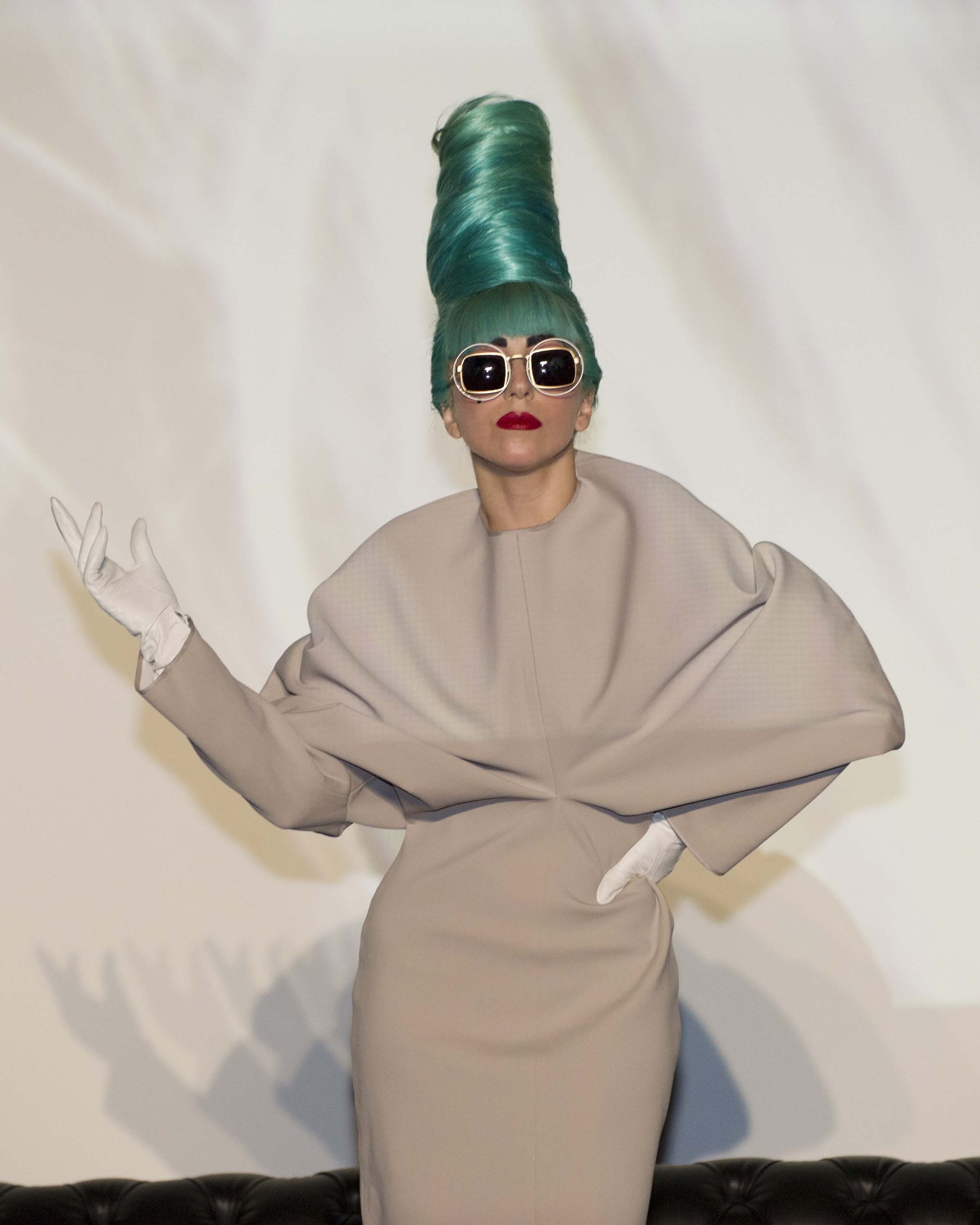 Образы леди гаги. Леди Гага образы. Леди Гага эпатажный образ. Леди Гага Наряды. Леди Гага костюмы.