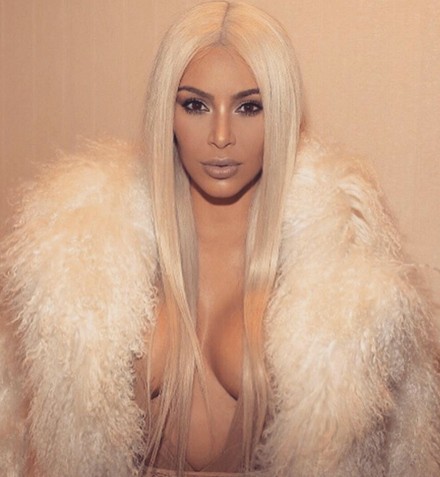 Kim Kardashian gebruikt dus zóveel tape om haar borsten te liften