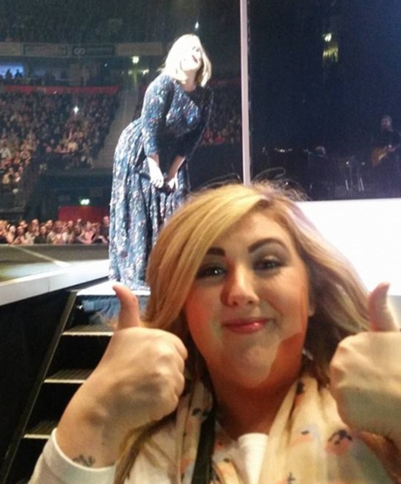Adele photobombt fan