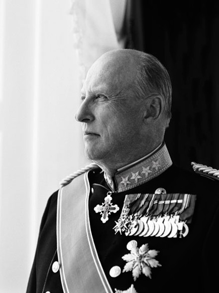 Royals reageren geschokt op aanslagen Brussel - koning Harald van noorwegen