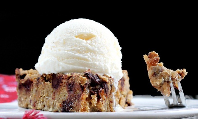 ©//chocolatecoveredkatie.com/2012/05/31/chocolate-chip-cookie-pie-without-sugar/