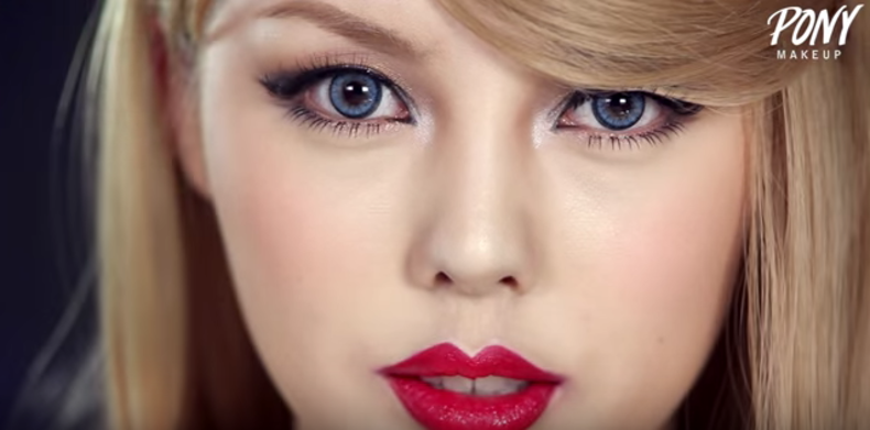 Beauty blogger transformeert in Taylor Swift 