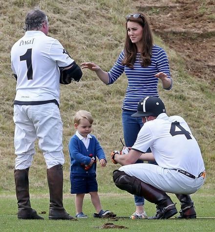 Maar gelukkig was er nog volop quality time voor de prins, zoals hier bij een polowedstrijd van zijn vader. Moeder Kate heeft het er maar druk mee, vader William heeft een goed gesprek met zijn zoon over rode speelgoedauto's versus polo © Chris Jackson / Getty Images