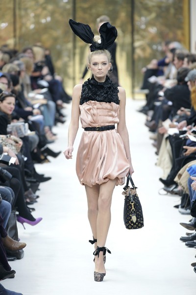 Louis Vuitton: Paris Fashion Week A/W 09 - Runway