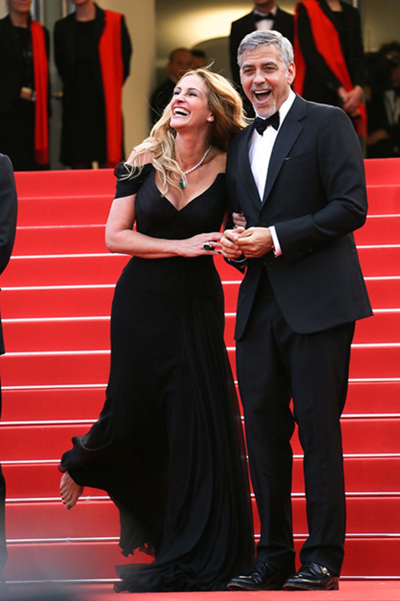 Julia Roberts verscheen op blote voeten op de rode loper in Cannes. Een prachtige jurk, dito sieraden en hele poezelige voetjes... Yes she Cannes!