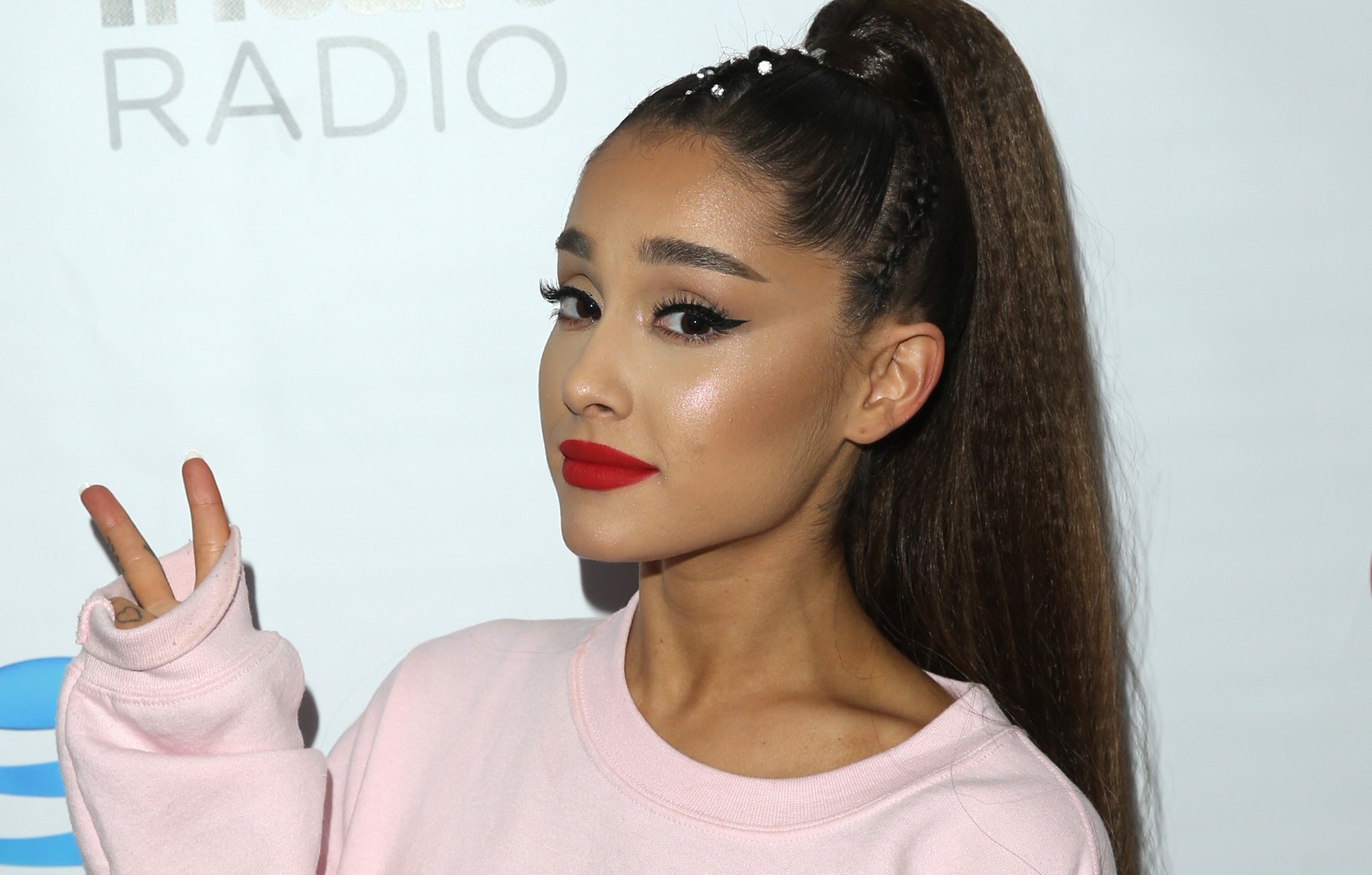 Une grande. Ariana grande crying. Une grande. Une fille comme elle. Une grande.