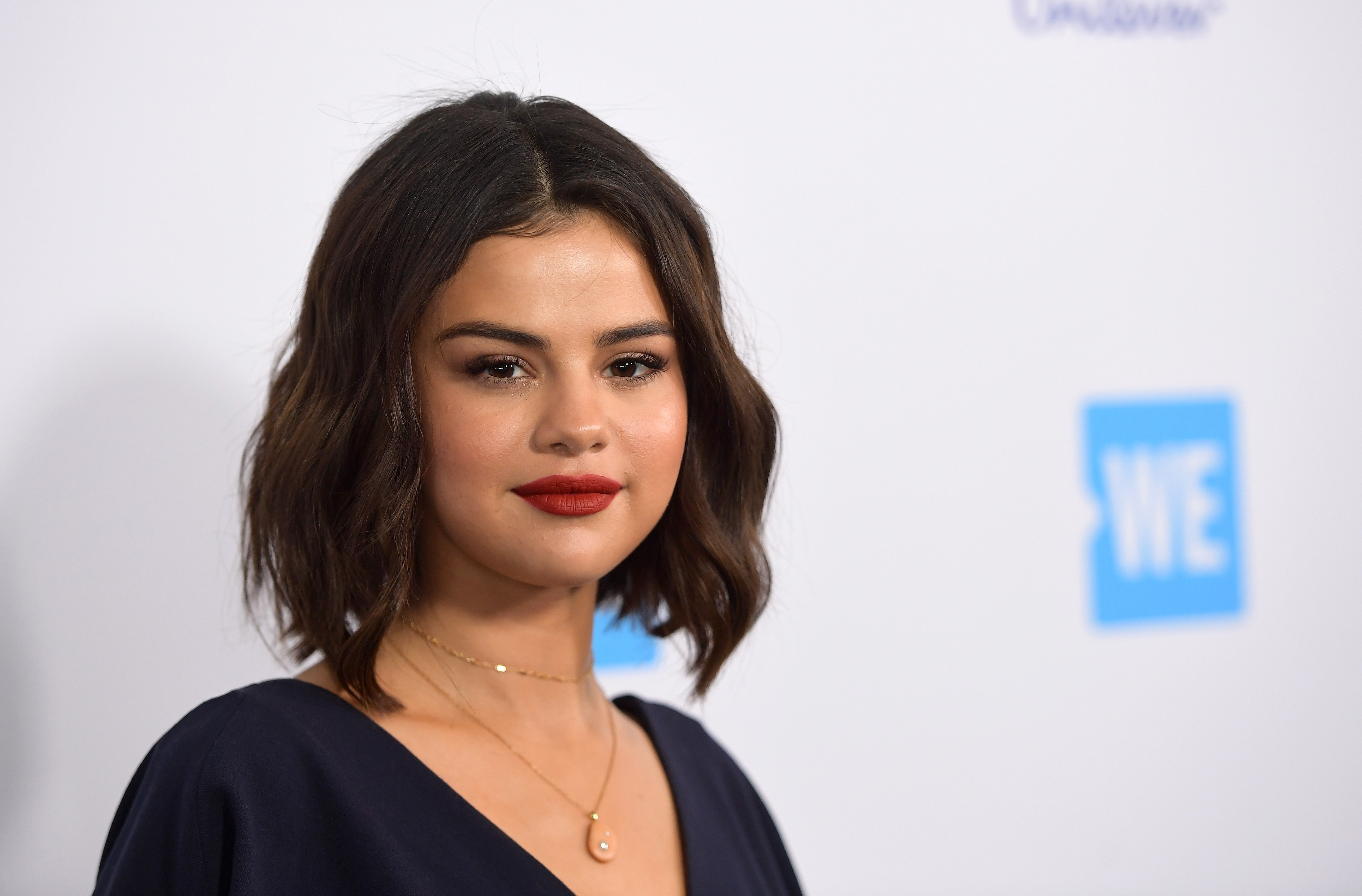 waarom iedereen het over de look van selena gomez heeft grazia
