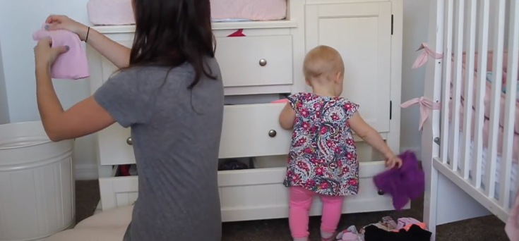 Het huishouden doen met een peuter in huis? Dat ziet er zó ...