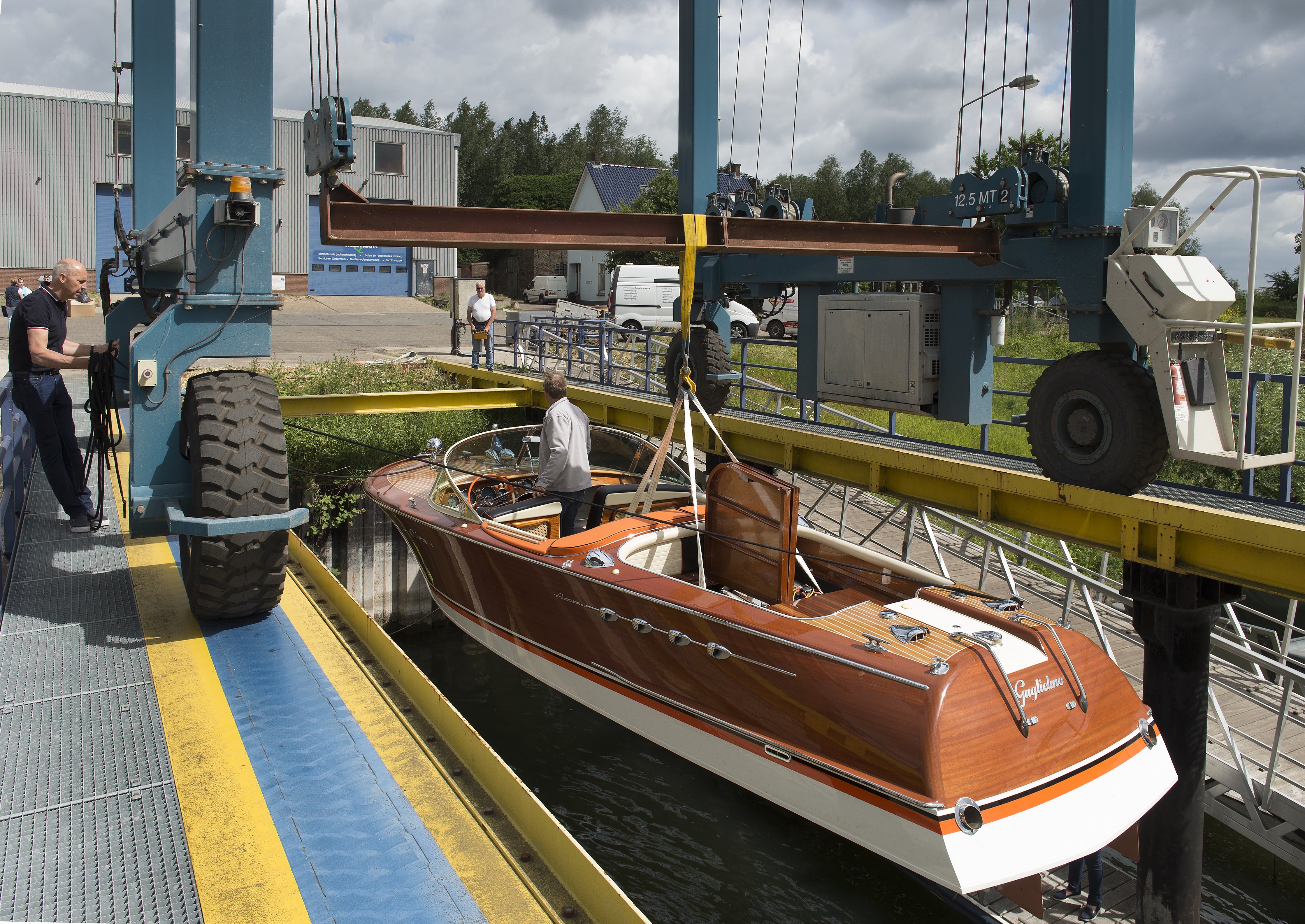 Riva motorboot wordt te water gelaten in Wijk bij Duurstede