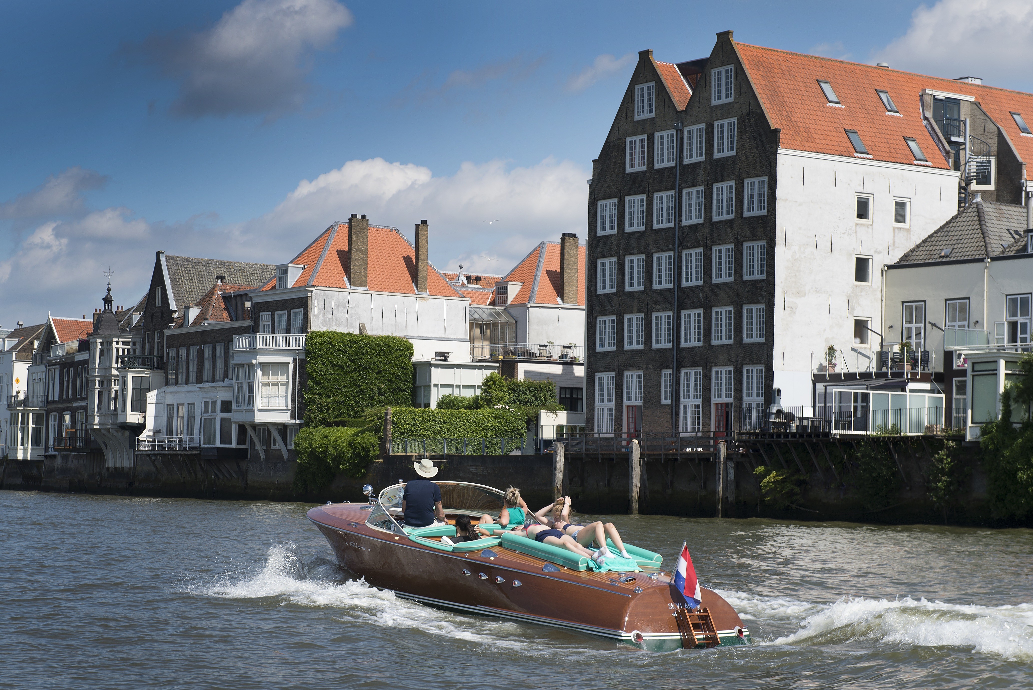 Riva motorboot vaart door Wijk bij Duurstede