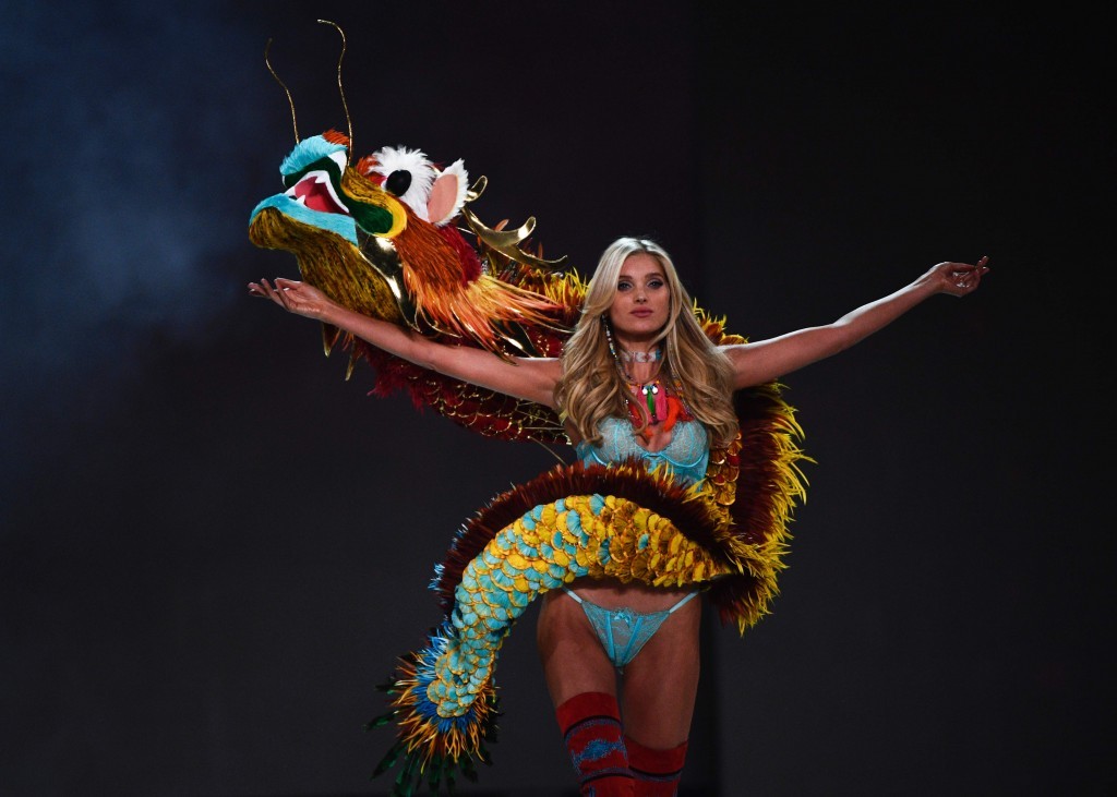 2016-11-30 20:33:31 Swedish model Elsa Hosk presents a creation during the 2016 Victoria's Secret Fashion Show at the Grand Palais in Paris on November 30, 2016./ AFP PHOTO / Martin BUREAU / RESTRICTED TO EDITORIAL USE