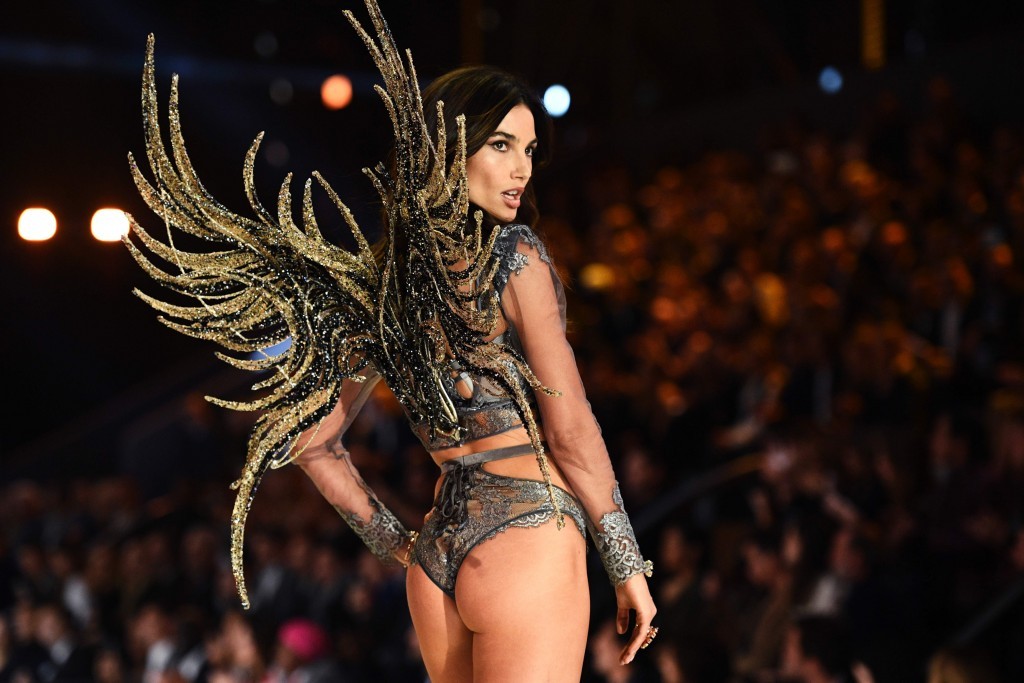 2016-11-30 21:08:00 TOPSHOT - US model Lily Aldridge presents a creation during the 2016 Victoria's Secret Fashion Show at the Grand Palais in Paris on November 30, 2016./ AFP PHOTO / Martin BUREAU / RESTRICTED TO EDITORIAL USE
