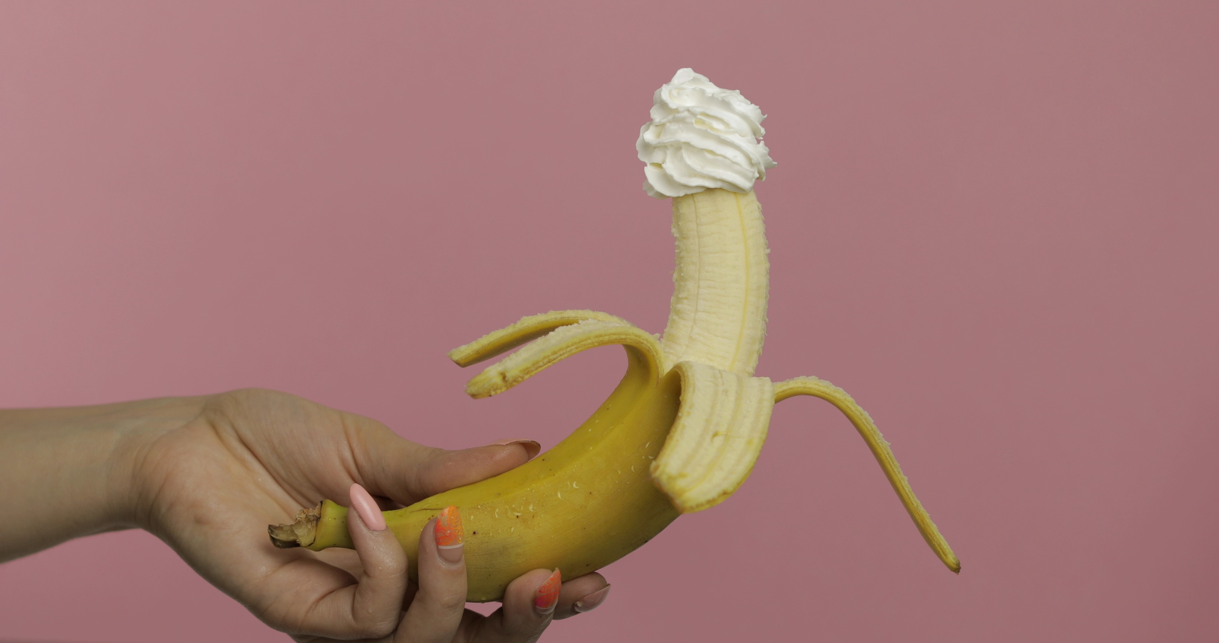 Девушка проникает в письку бананом