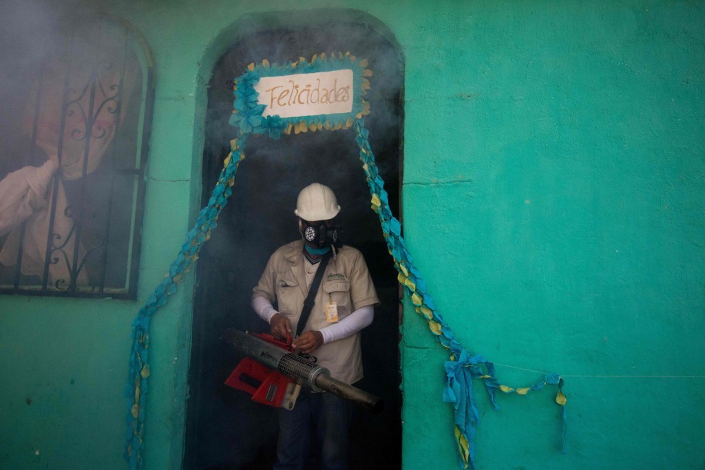 2016-02-02 13:17:56 TOPSHOT - An employee of the Health Secretariat fumigates a home against the Aedes aegypti mosquito to prevent the spread of the Zika, Chikungunya and Dengue in Acapulco, Guerrero State, Mexico on February 2, 2016.AFP PHOTO/ Pedro PARDO / AFP / Pedro PARDO