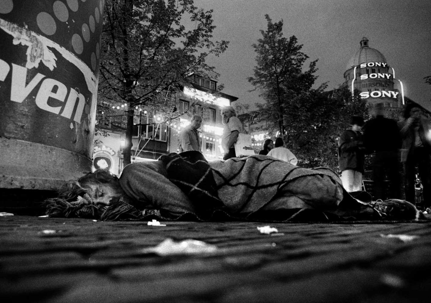 Wessels allereerste foto in Nieuwe Revu, anno 1985: zwerver op het Leidseplein in Amsterdam / Gerard Wessel