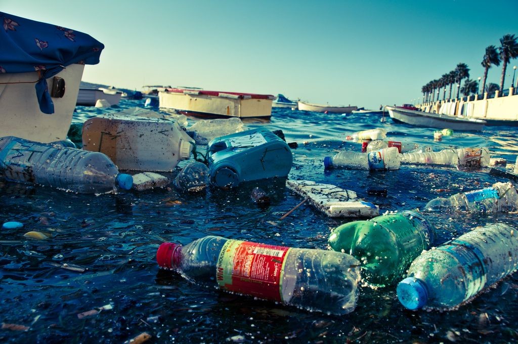 tegen-2050-zal-er-evenveel-vis-als-plastic-de-oceaan-zijn