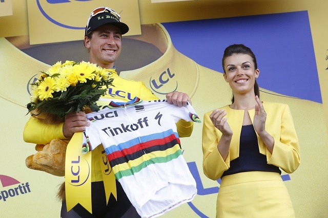 Inderdaad, dat betekent dat Sagan even die prachtige regenboogtrui moet ruilen voor het geel. Maar hij neemt zijn wereldkampioenentricot maar wat graag mee op het podium.
