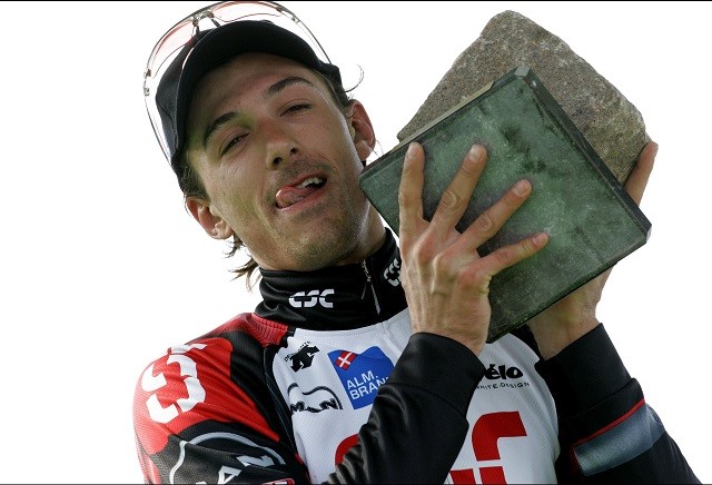 Fabian Cancellara wint zijn eerste Parijs-Roubaix in 2006.