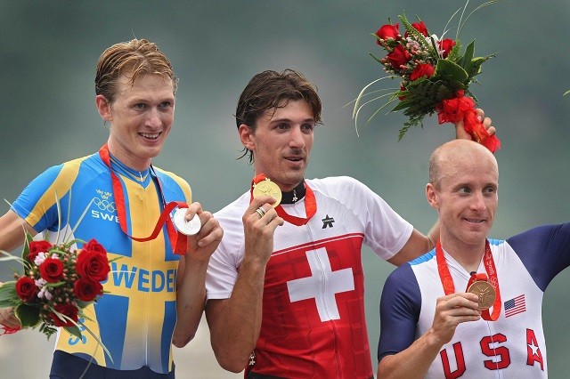 Cancellara op het podium in Peking, met Larsson en Leipheimer.