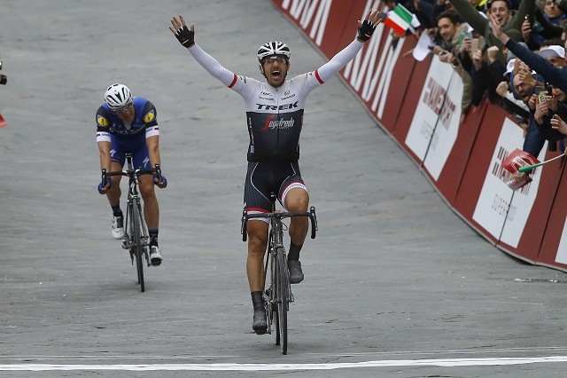 Fabian Cancellara kan zijn vreugde niet verbergen wanneer hij Strade Bianche voor een derde keer wint.