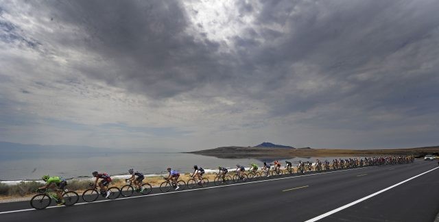 De renners verlaten het schiereiland Antelope Island