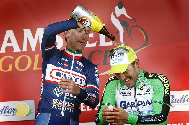 Sonny Colbrelli op het podium na de Amstel Gold Race. Met landgenoot en kersvers ploeggenoot Enrico Gasparotto. Foto: Cor Vos