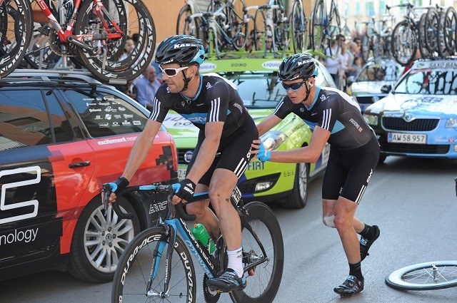 De laatste keer dat Froome de Giro reed, was in 2010 als knecht. Hier duwt hij Greg Henderson aan. Foto: Cor Vos