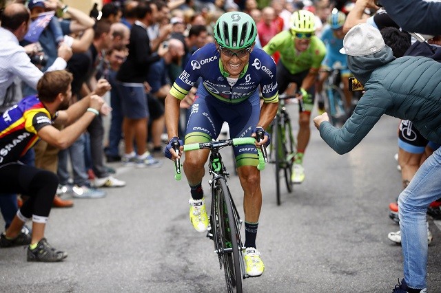 Esteban Chaves en Rigoberto Uran streden op Bergamo Alta om de zege in de Ronde van Lombardije. Foto: Cor Vos