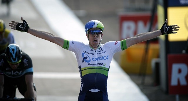 Mathew Hayman won een heroïsche editie van Parijs-Roubaix.