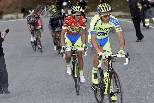 Alberto Contador in het wiel van Ivan Basso op de Alto de Hazallanas, in de Ruta del Sol van 2015.