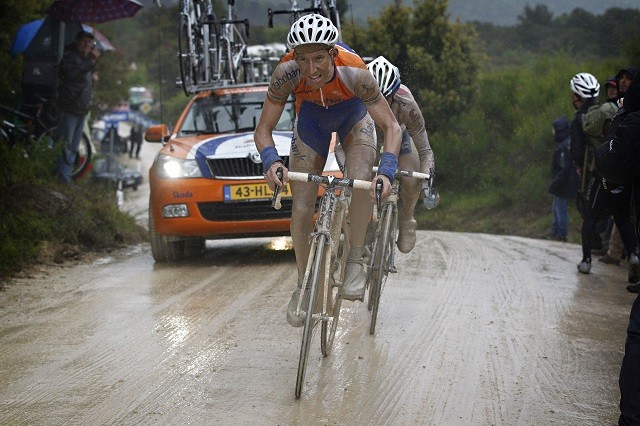 Mollema in zijn eerste Giro (2010) in de heroïsche Strade Bianche-rit naar Montalcino.