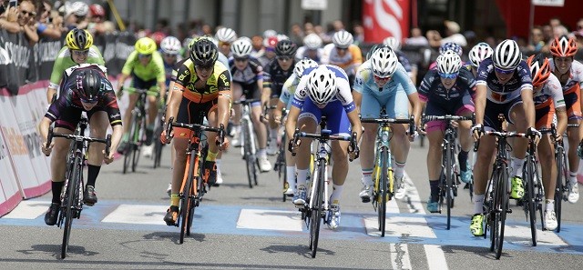 Tiffany Cromwell (links) wint de vijfde etappe.