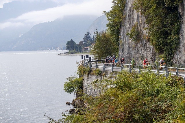 De renners onderweg langs het Como-meer.