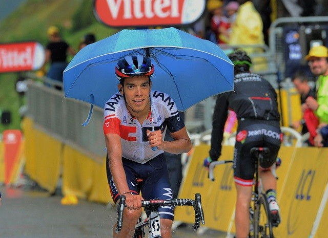 Jarlinson Pantano hing nog maar eens de clown uit en kwam met een paraplu boven op Andorra Arcalis.