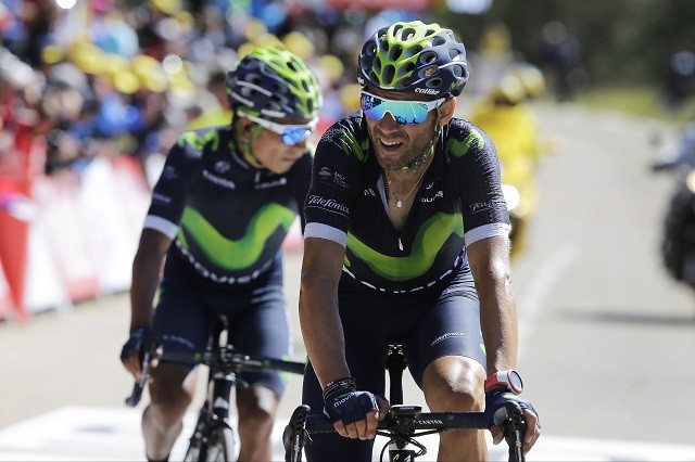 Nairo Quintana komt gedesillusioneerd over de streep in het wiel van Alejandro Valverde.