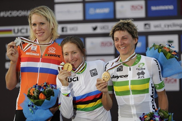 Amber Neben, Ellen van Dijk en Katrin Garfoot met de medailles.