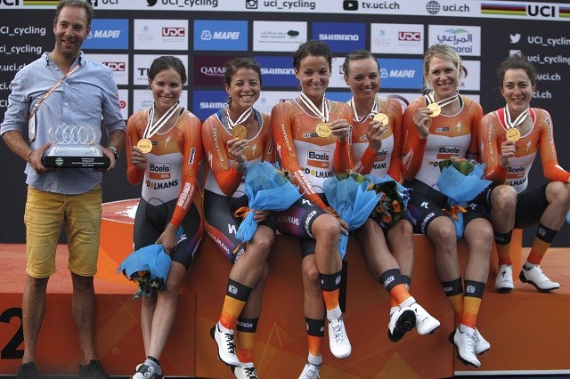 De vrouwen van Boels-Dolmans Cycling blij met de gouden medailles.