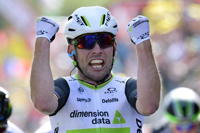 Mark Cavendish schreeuwt het uit na zijn ritzege op Utah Beach in de Tour de France.