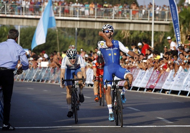 Elia Viviani zat op de eerste rij bij de overwinning van Fernando Gaviria.