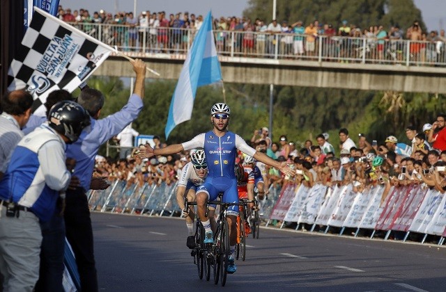 Fernando Gaviria won met overmacht de sprint in de eerste etappe in San Juan.