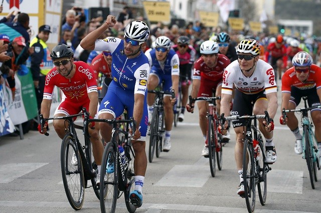 Fernando Gaviria klopte Nacer Bouhanni en André Greipel in de eerste etappe.