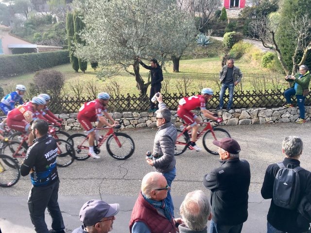 Team Katusha-Alpecin aan het werk op de Muur van Laudun.