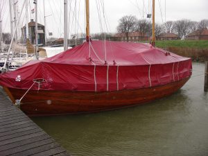 Het is helemaal mooi als de boot geheel is afgedekt met een op maat gemaakt en goed sluitend dekzeil.