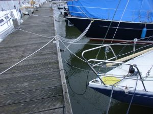 Leg ’s winters een extra lijntje naar de wal. Deze jachten leggen heel verstandig niet alle lijnen naar de balk op de steiger, bang dat deze afbreekt in een flinke storm. In de winter kan het niet zoveel kwaad dat de lijnen over de steiger lopen.